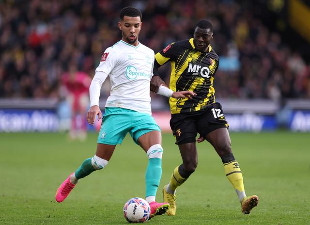 包含沃特福德遭遇连败困境，保级形势堪忧的词条