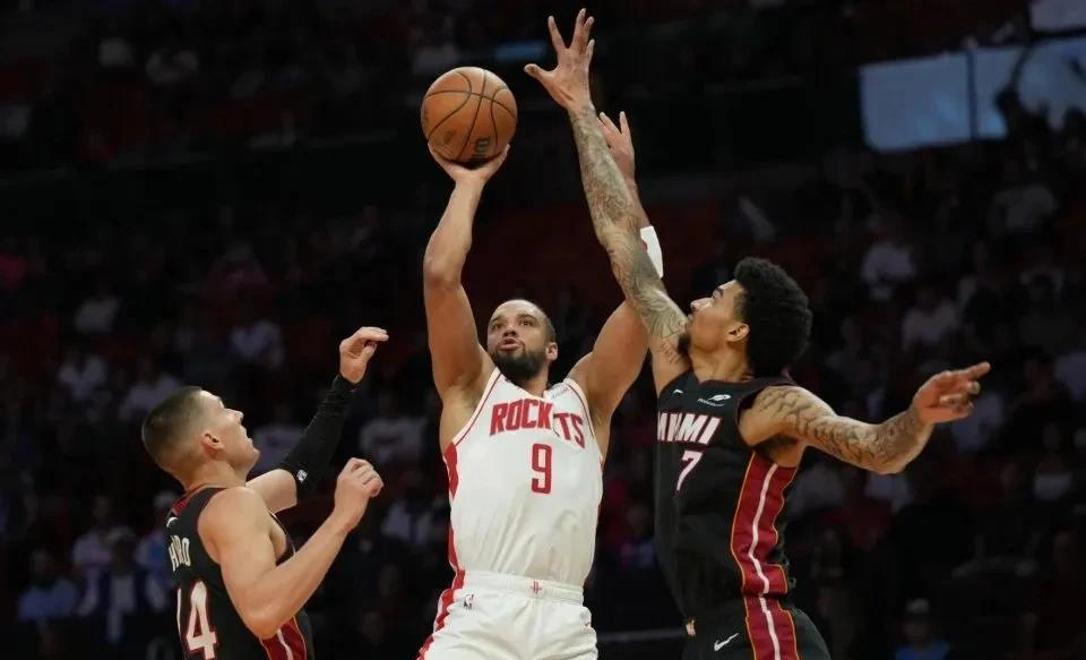 爱游戏中国-火箭队主场逆转，再次夺得胜利