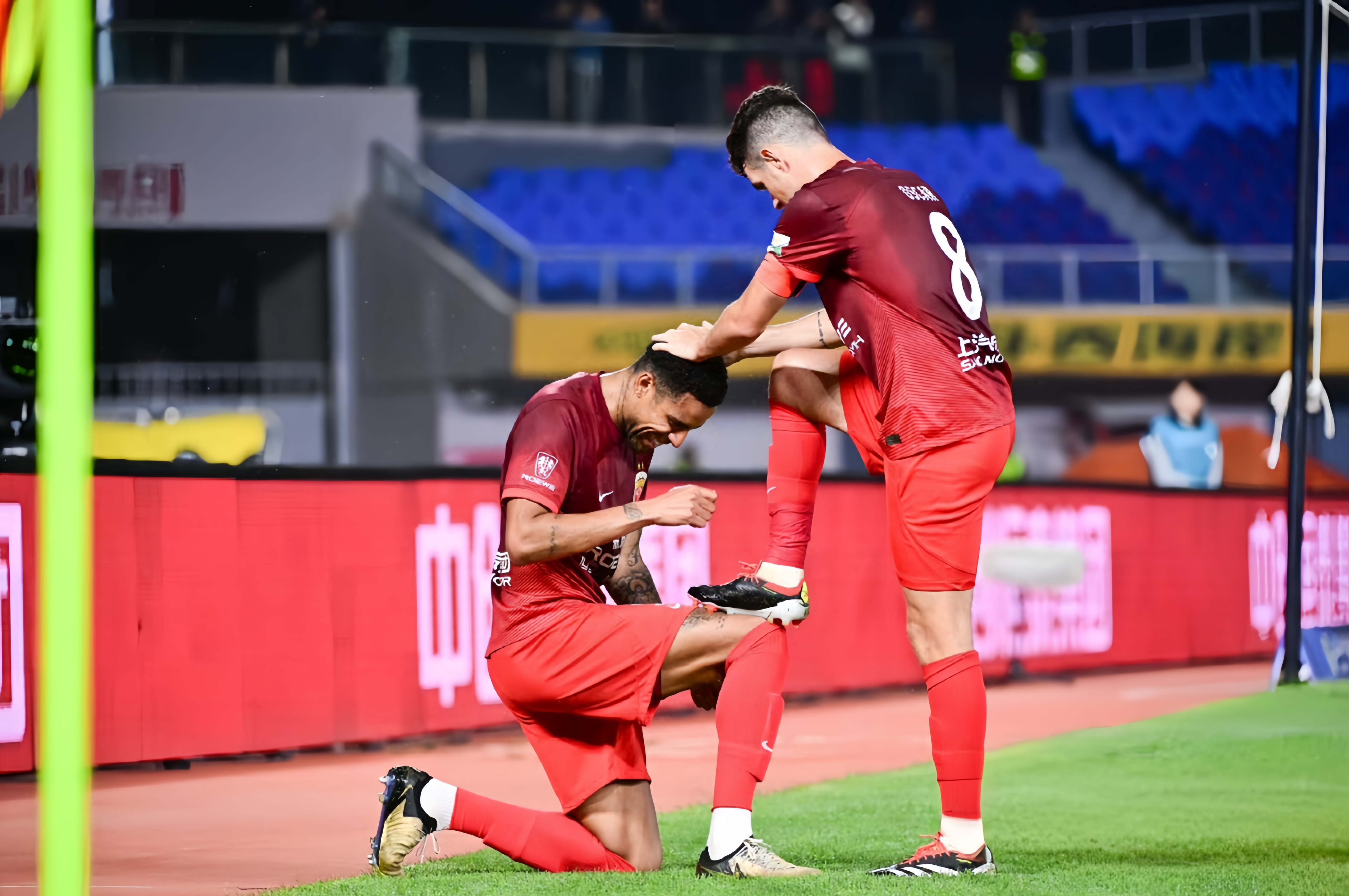 爱游戏APP-心头惊险不断，比赛展现出巅峰对决的简单介绍